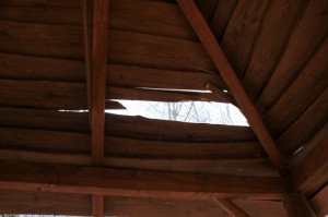 Poškodená strecha altánku detail