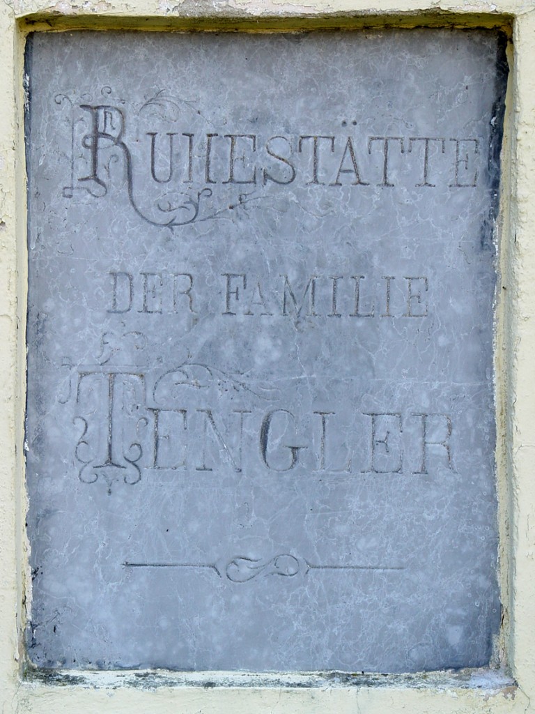 Nápisová doska označujúca hrobové miesto rodiny Tengler. Osadená na vonkajšej, severnej stene kostola v Borinke.